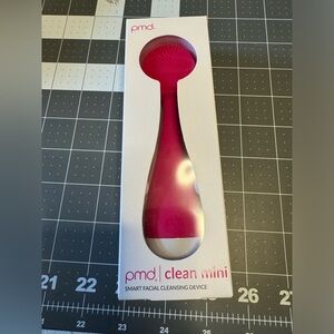 NIB PMD Smart Facial Cleaning Device